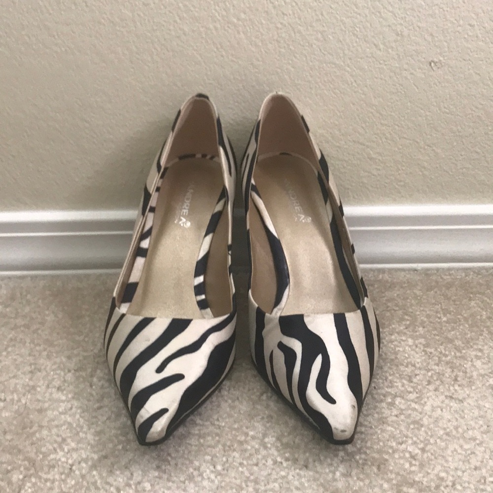 I’m selling size 7 shoes that are zebra colored.